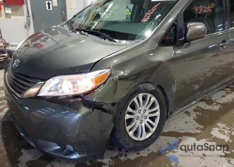 2014 Toyota Sienna Xle V6 8 Passenger z USA, uszkodzony, nr VIN 5TDYK3DC9ES430584